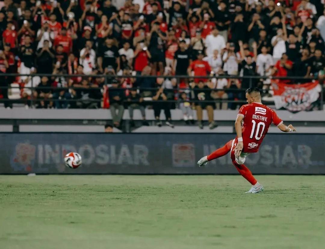 Mirza Mustafic saat mengeksekusi tendangan penalti. (Instagram.com/baliunitedfc)