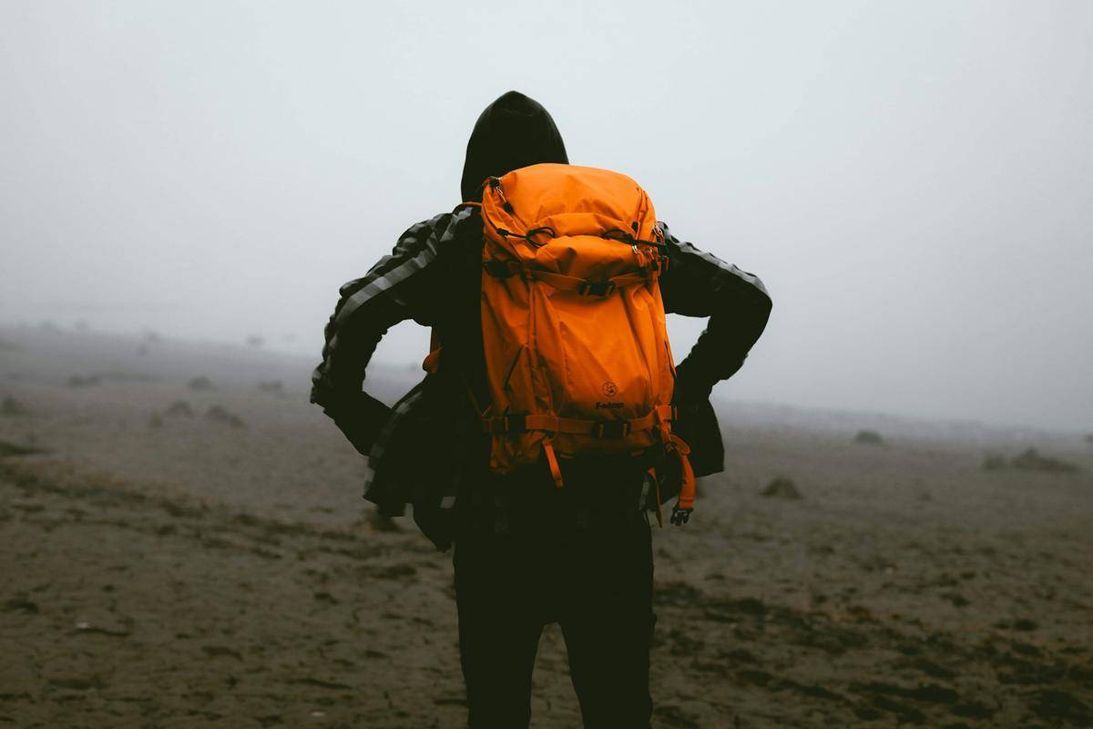 ilustrasi pria menggunakan carrier di gunung (unsplash.com/Natalie Dator)