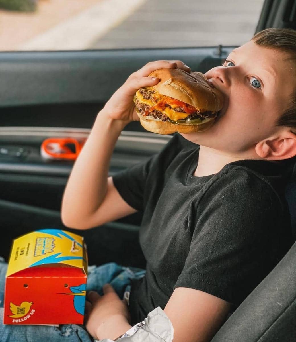 Ilustrasi saat salah satu anak kecil memakan Mr. Beast's Burgers (instagram.com/mrbeastburger)