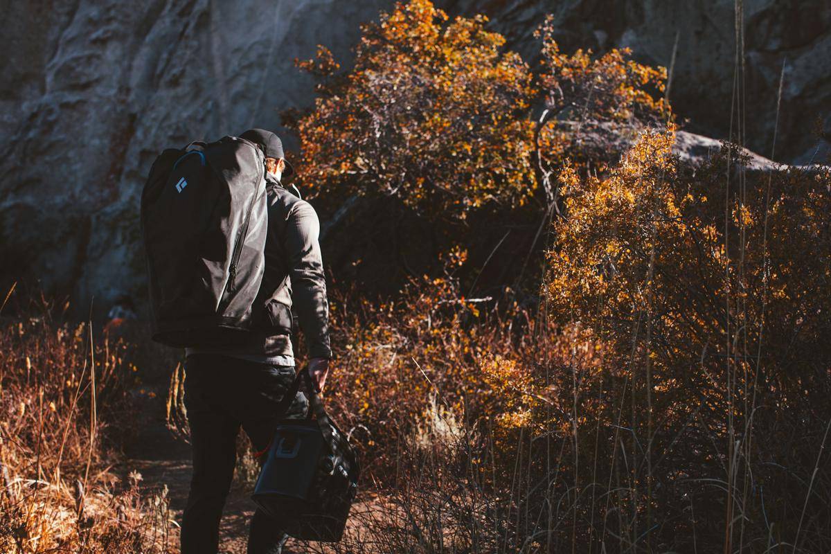 ilustrasi pria menggunakan carrier di gunung (unsplash.com/worldsbetweenlines)