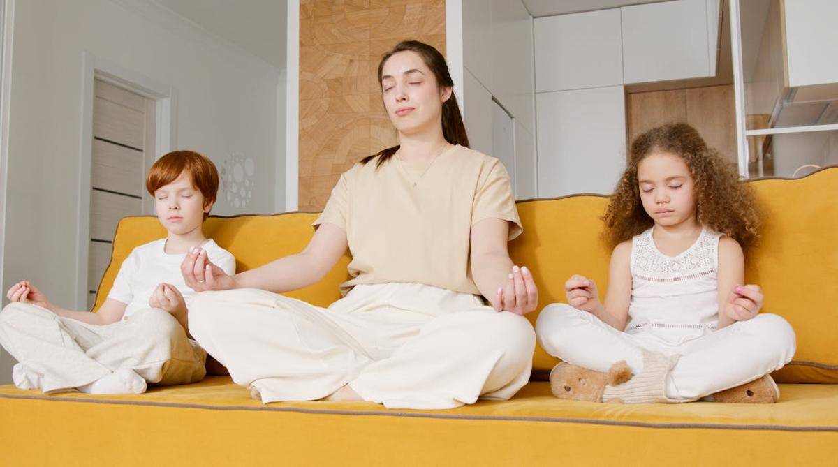 ilustrasi ibu dan anak sedang meditasi (pexels.com/Artem Podrez)