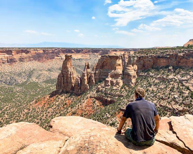 ilustrasi cowok hobi traveling (pexels.com/Frank Schrader)