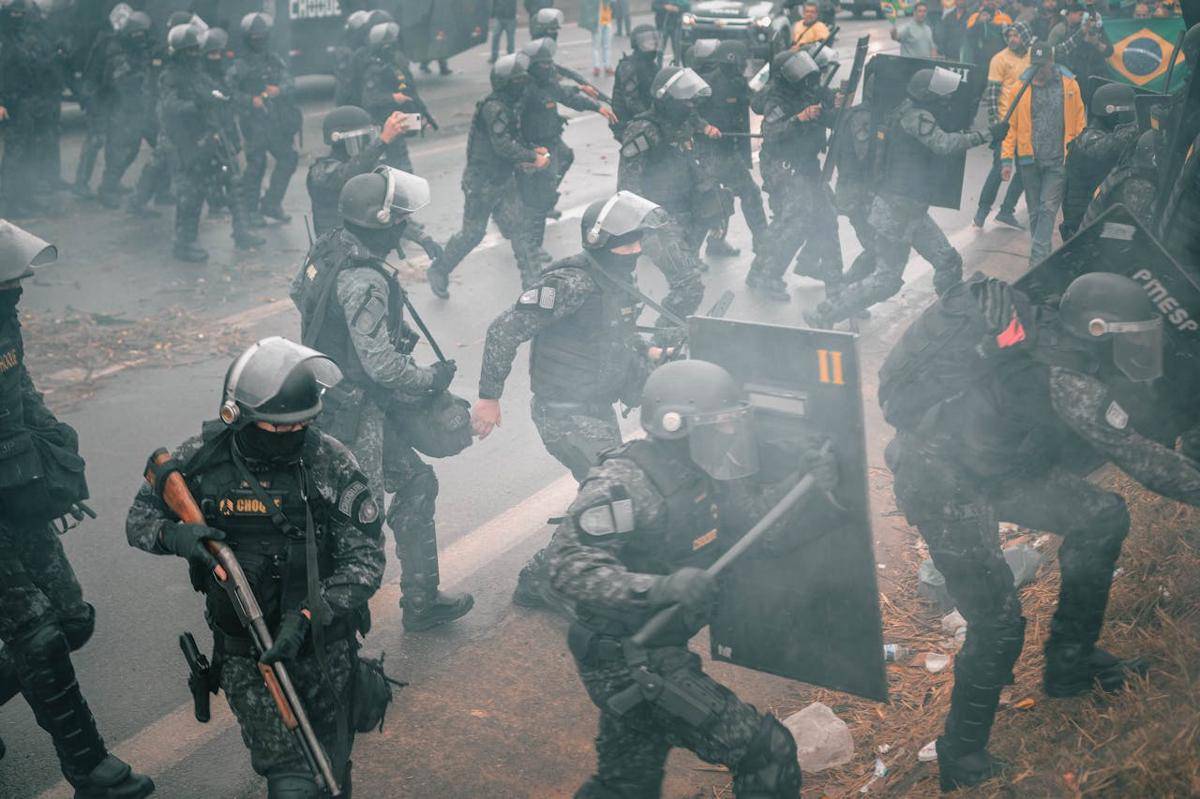 ilustrasi unjuk rasa yang dihadang oleh aparat polisi dengan gas air mata. (pexels.com/Joel Santos)