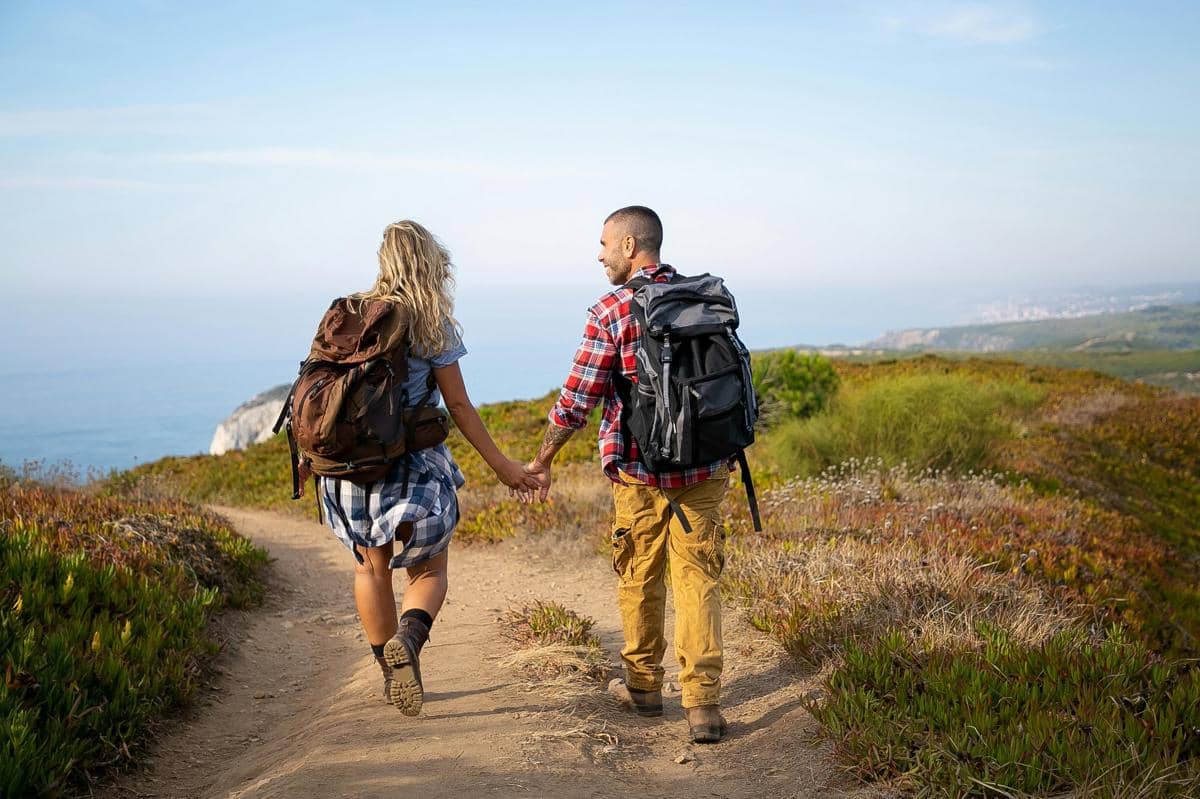 ilustrasi pasangan menjelajah alam (pexels.com/Kampus Production) 