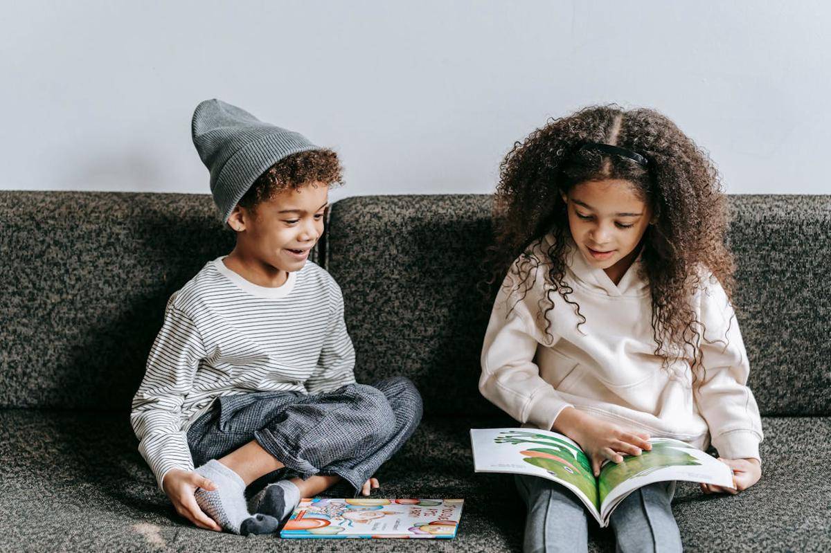 anak membaca buku (pexels.com/Marta Wave)
