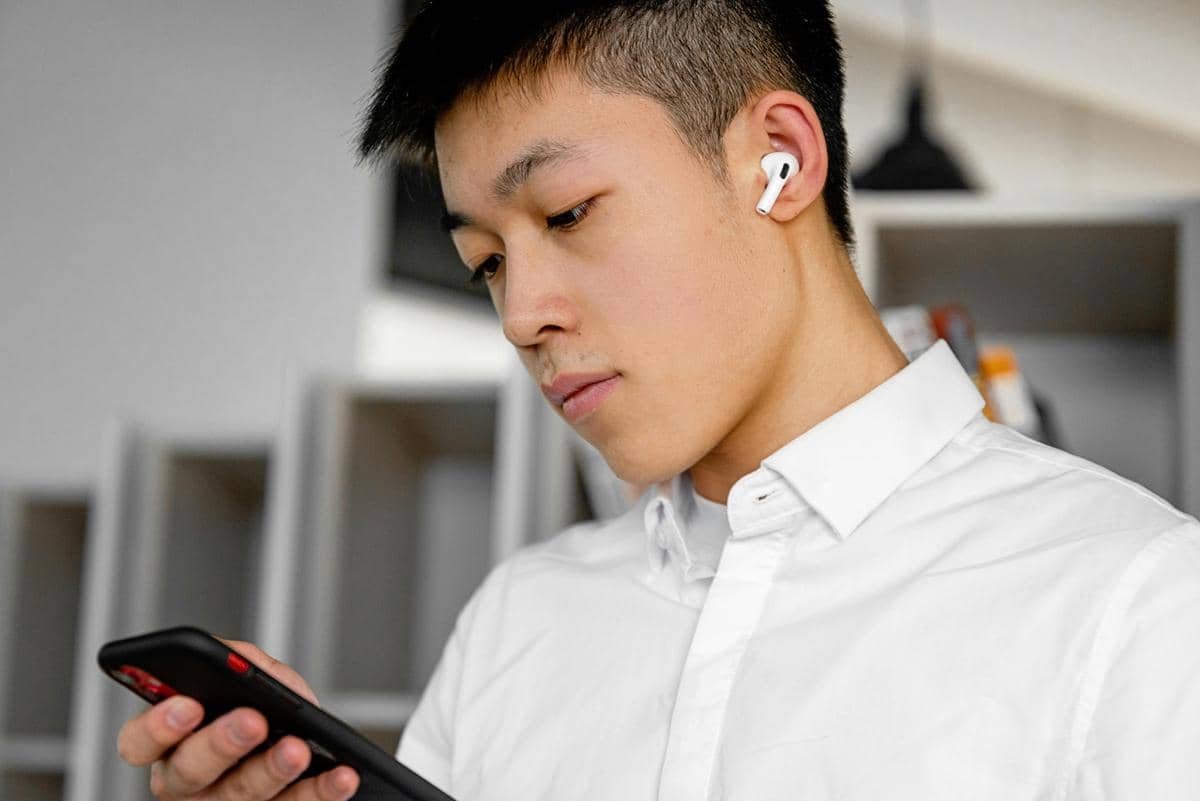 Pakai Earbuds Bikin Kotoran Telinga Menumpuk, Benarkah?