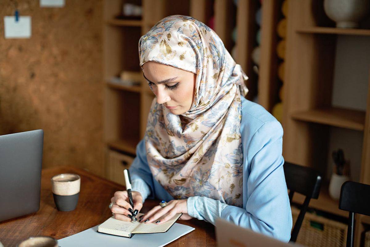ilustrasi sorang wanita menulis jurnal (pexels.com/Mikhail Nilov)