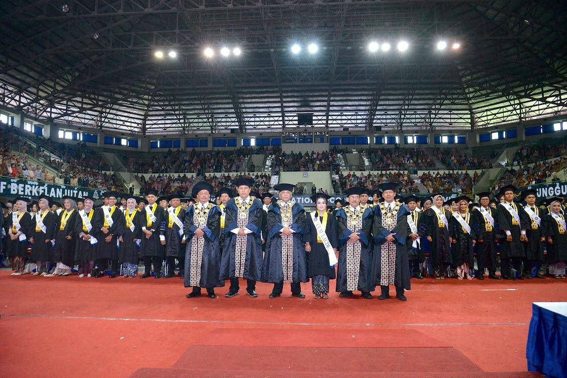 ilustrasi wisuda UNY