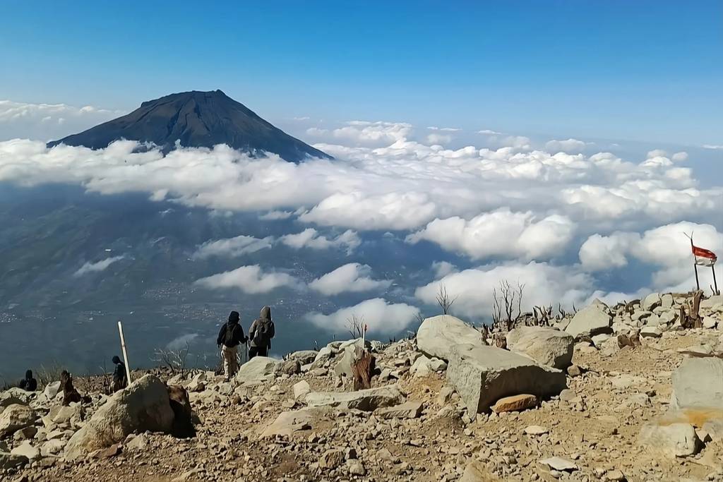 puncak Gunung Sindoro berlatar Gunung Sumbing (commons.wikimedia.org/Ivan_Octhavianus_L.Gaol)