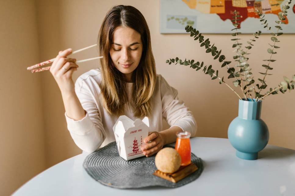 illustrasi makan sendiri (pexels.com/RDNE Stock project)