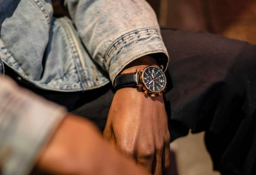 illustrasi pria memakai jaket denim dan jam tangan (pexels.com/PNW Production)