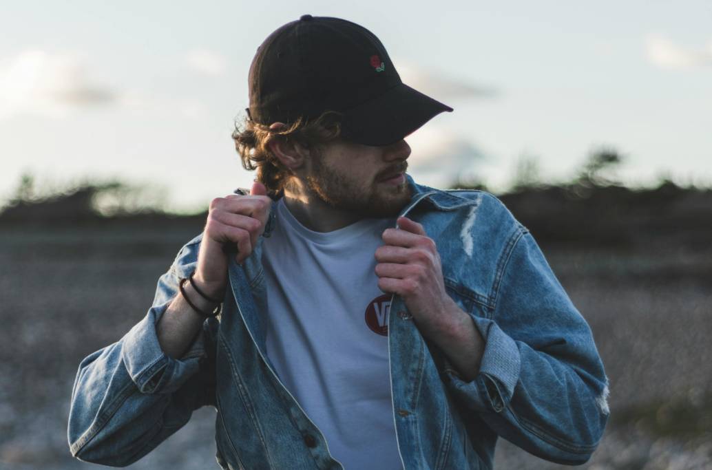 illustrasi pria dengan jaket denim (pexels.com/Sindre Fs)