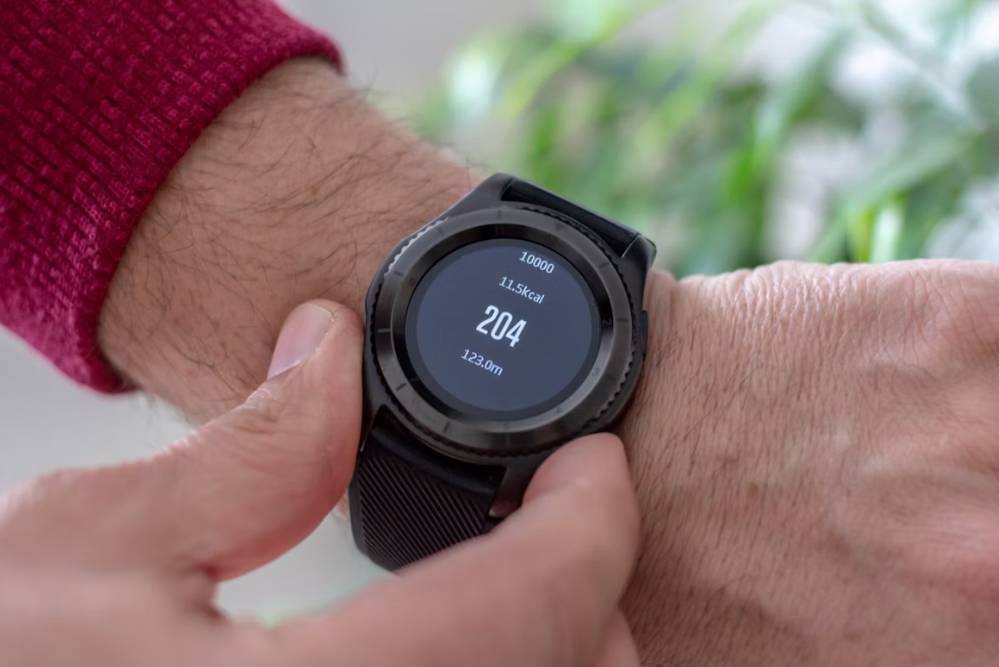 illustrasi smartwatch pria (unsplash.com/Artur Łuczka)