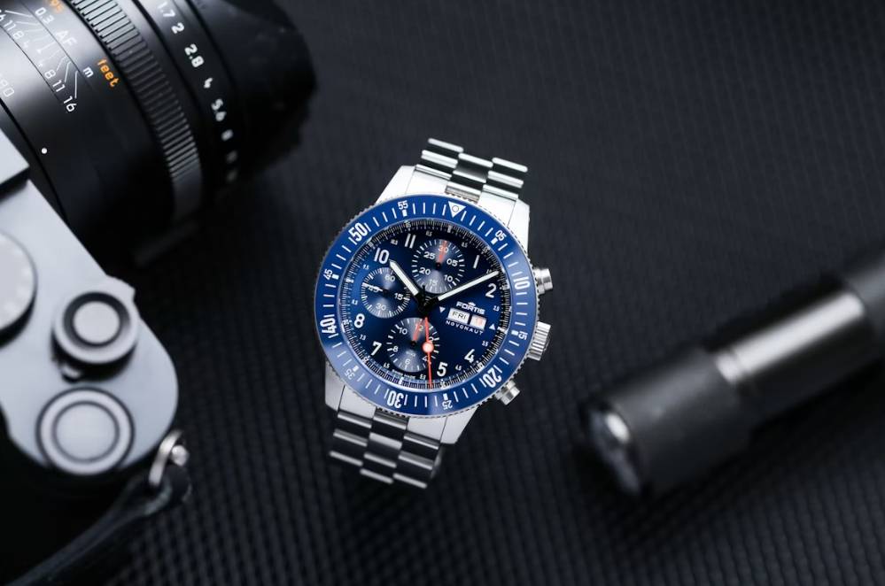 illustrasi jam tangan stainless steel pria (unsplash.com/Andreas Bentele)