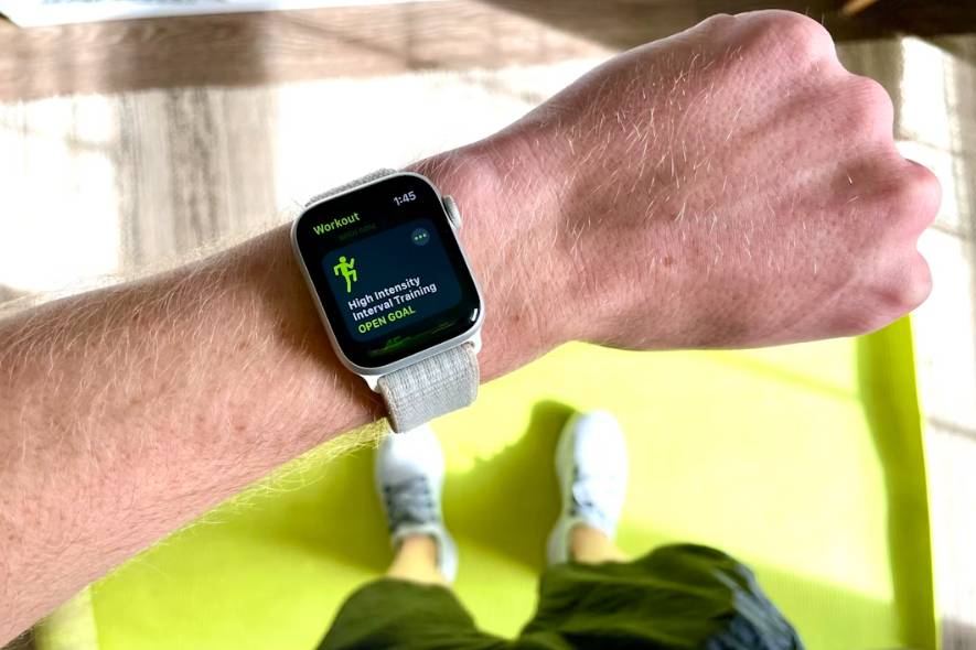 illustrasi smartwatch pria (unsplash.com/Blocks Fletcher)