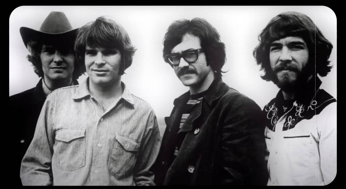 Creedence Clearwater Revival dalam video musik "Proud Mary"