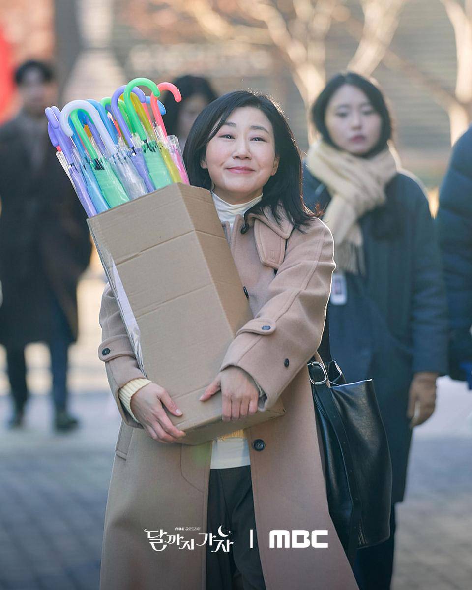 Still cut To The Moon (dok.MBC/To the Moon)
