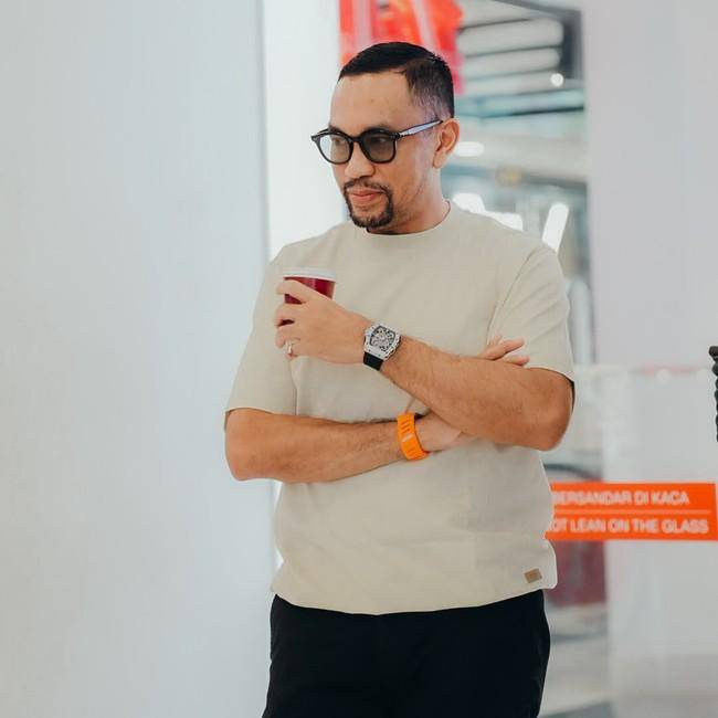 Gaya Ahmad Sahroni Pakai Jam Tangan Mewah (instagram.com/@ahmadsahroni88)