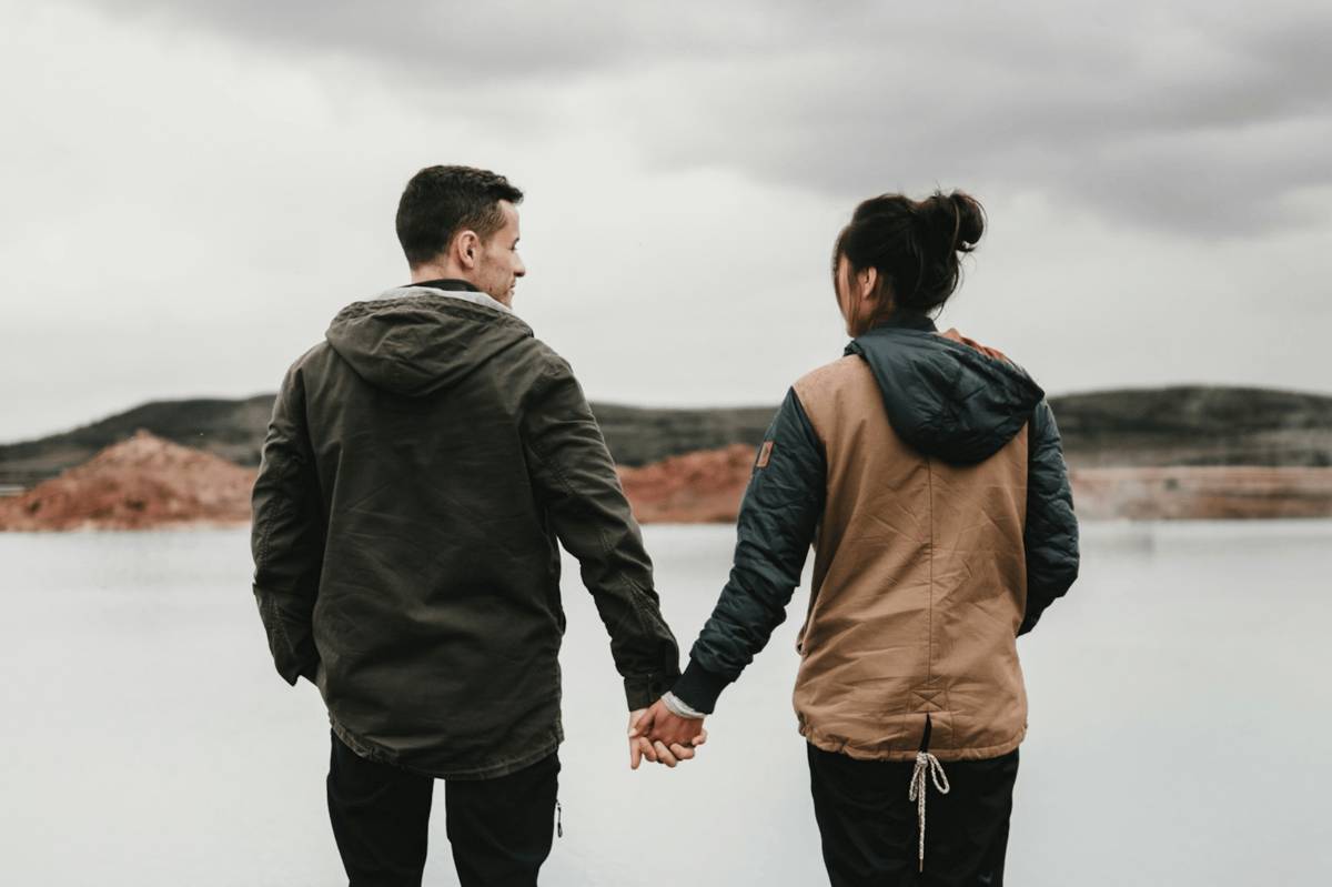 ilustrasi pasangan dengan attachment style yang sama (unsplash.com/Andrik Langfield)