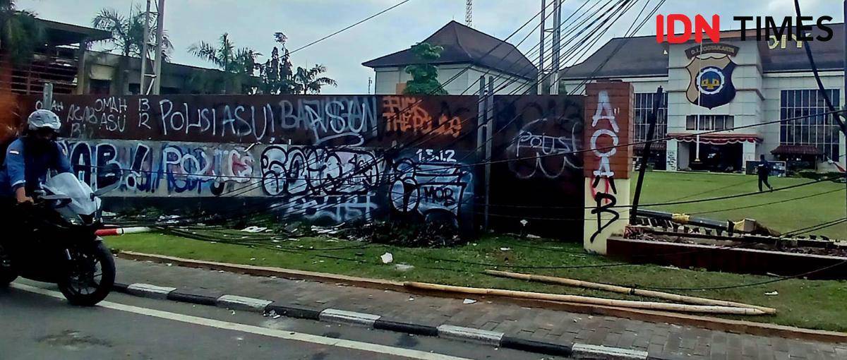 kondisi Mapolda DIY pasca aksi yang berlangsung Jumat (29/8/2025) hingga Sabtu (30/8/2025) dini hari.