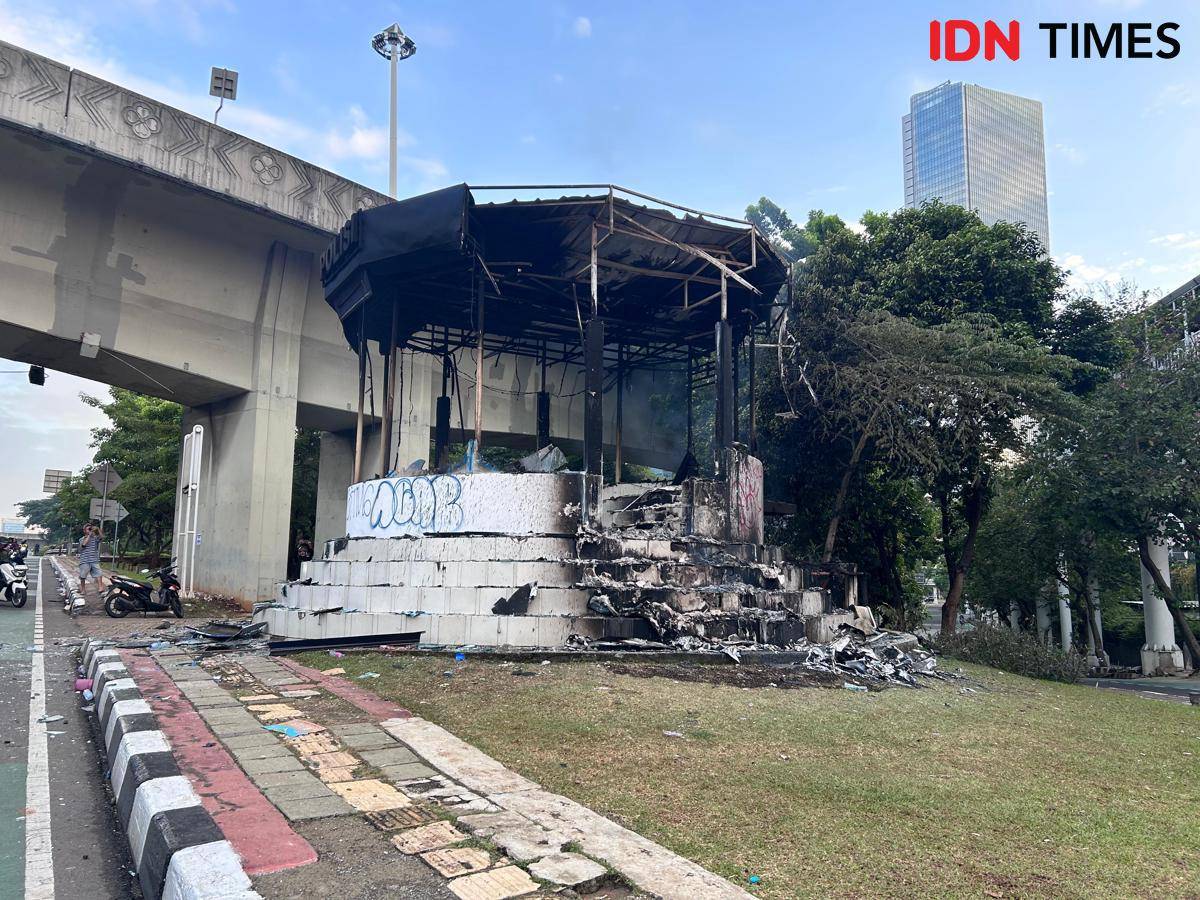 Pos polisi Semanggi yang dibakar pengunjuk rasa, Jumat (30/8/2025). (IDN Times/Fadhliansyah)