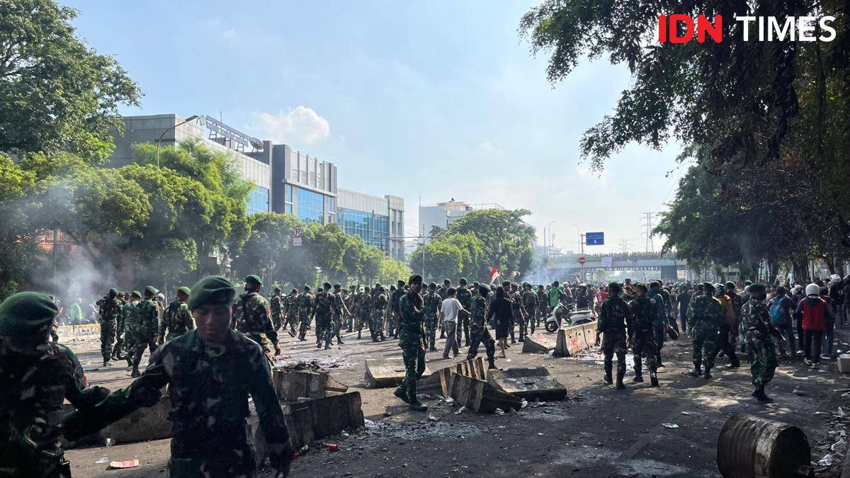 Suasana demo di Markas Brimob Kwitang, Jakarta Pusat, Sabtu (30/8/2025). (IDN Times/Ridwan Aji Pitoko)