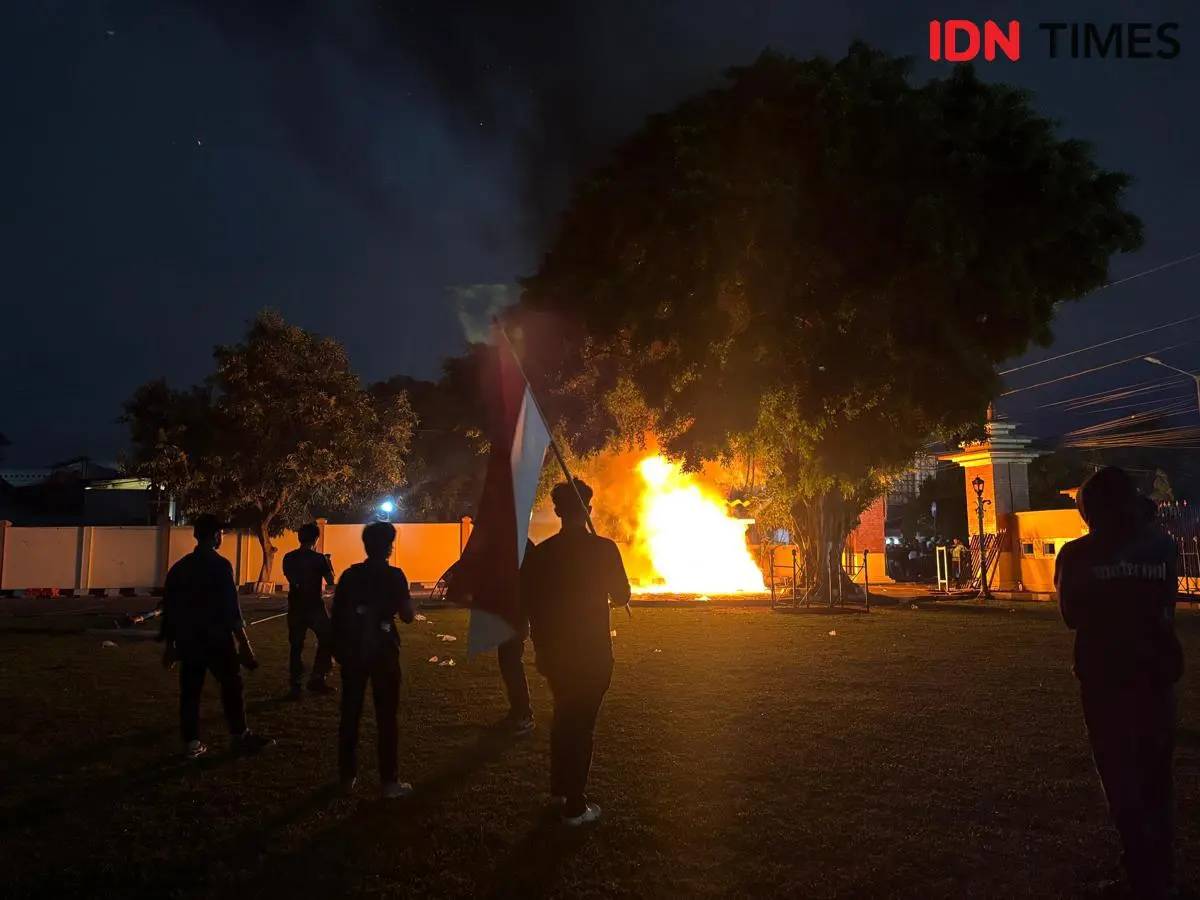 Sebuah mobil jadi sasaran massa aksi di Mapolda DIY, Sleman, Jumat (29/8/2025)