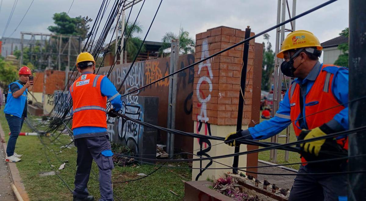 Perbaikan kabel listrik di Mapolda masih dilakukan oleh petugas PLN. 
