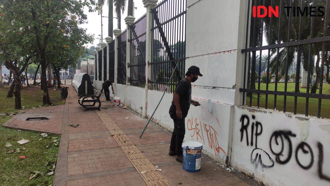 Coretan di pagar Gedung DPR kembali dicat, Minggu (30/8/2025). (IDN Times/Yosafat Diva Bayu Wisesa)