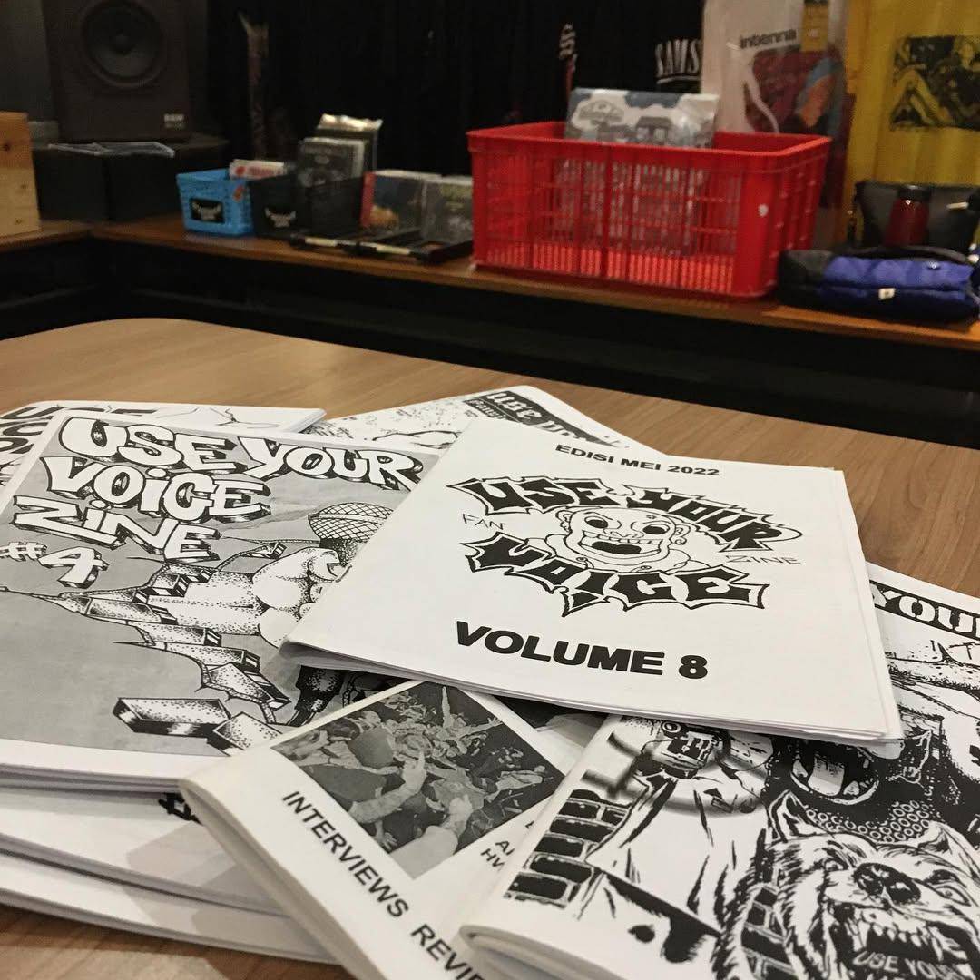 ilustrasi tumpukan zine