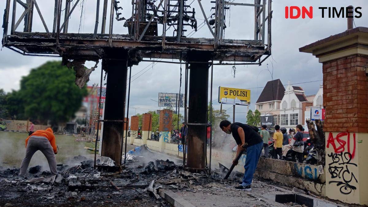 Videotron di halaman Mapolda terbakar. 
