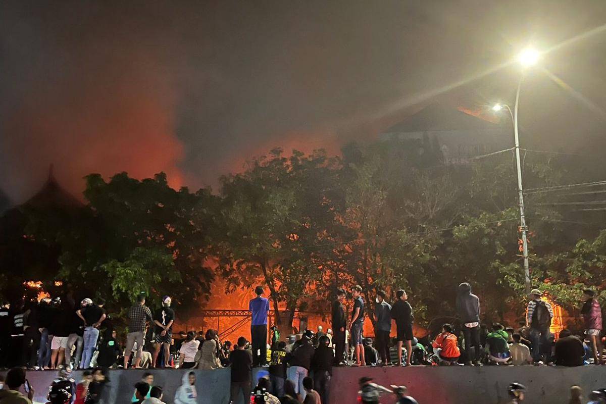 Warga berkerumun menyaksikan Kantor DPRD Sulsel yang dibakar massa, Jumat malam (29/8/2025). (Dok. IDN Times/Istimewa)