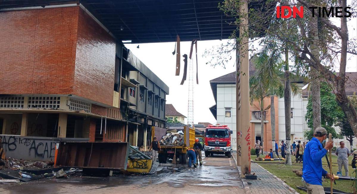 ruang Sentra Pelayanan Kepolisian Terpadu (SPKT) yang terdapat di halaman depan juga terbakar.