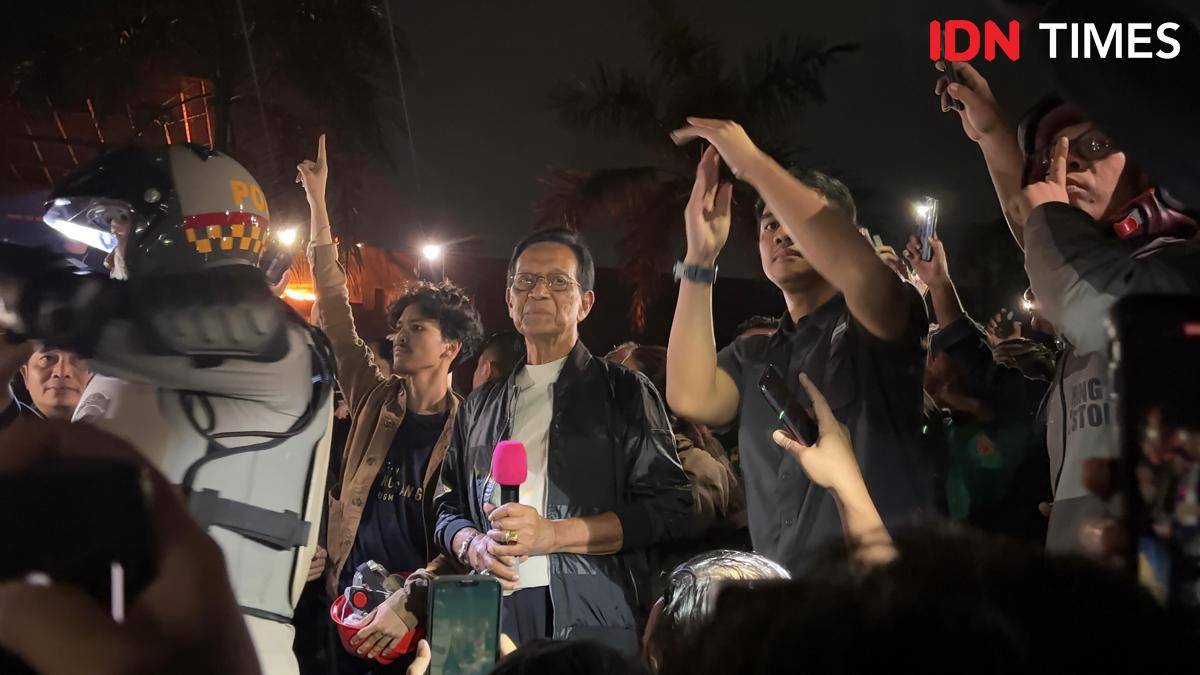 Gubernur Daerah Istimewa Yogyakarta (DIY), Sri Sultan Hamengku Buwono X, menemui perwakilan peserta aksi unjuk rasa di Mapolda DIY, Sabtu (29/8/2025) dini hari. 