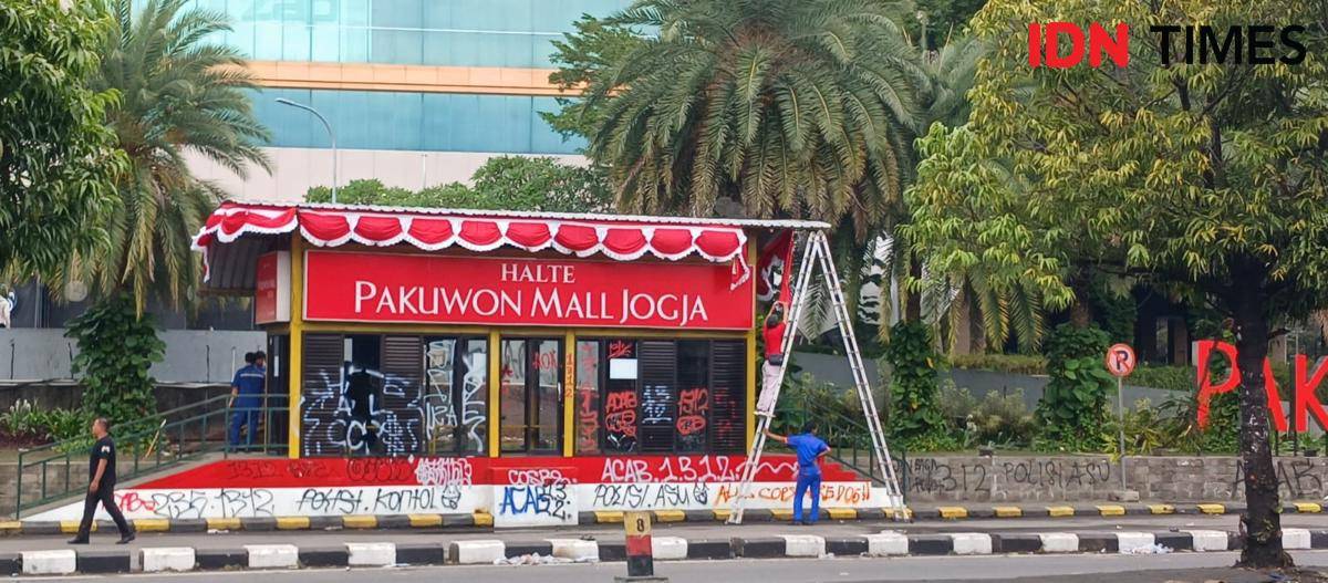 Halte Trans Jogja yang terletak di seberang Mapolda jadi sasaran grafiti