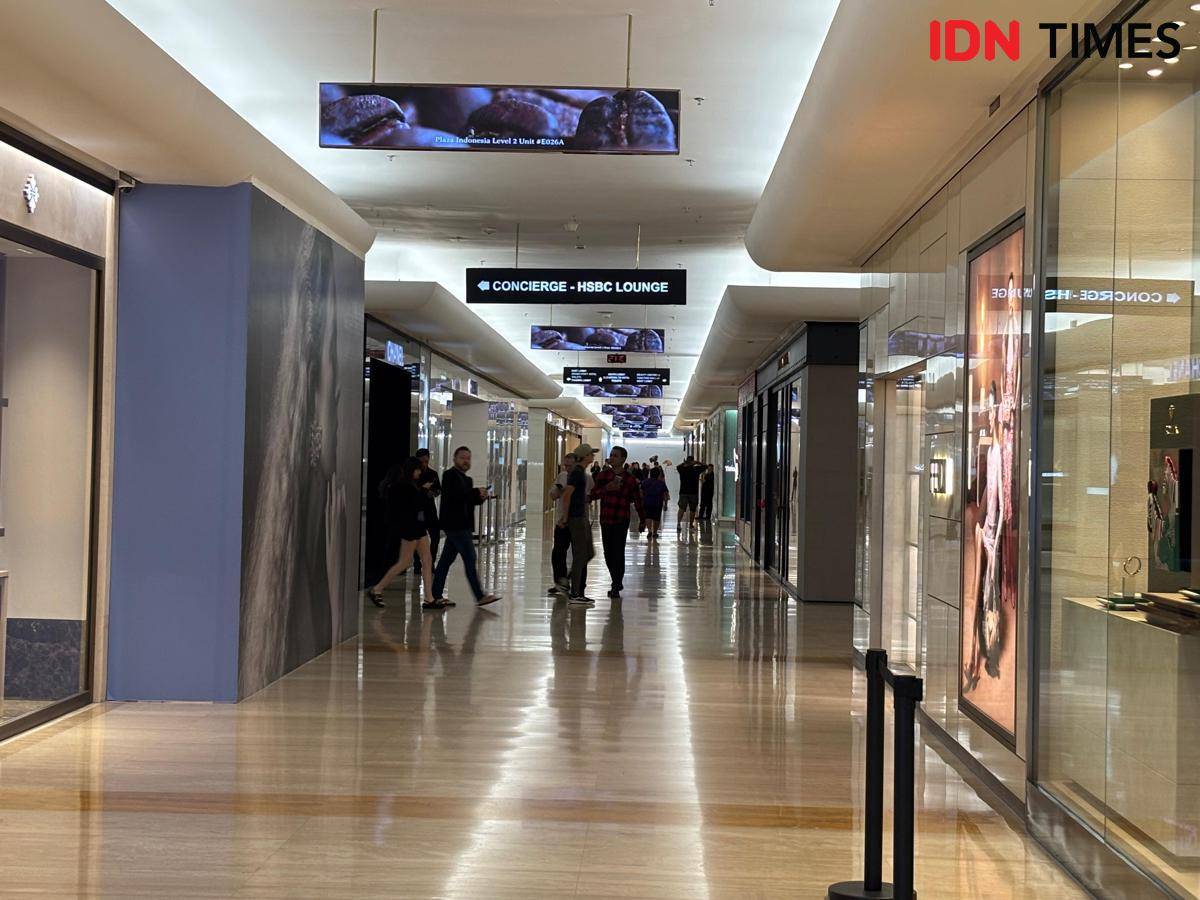 Aktivitas di pusat perbelanjaan Plaza Indonesia terpantau normal pascademo, Sabtu (30/8/2025). (IDN Times/Triyan Pangastuti)