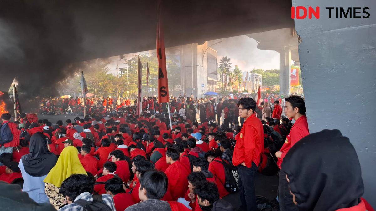Aliansi Unhas Bersatu menggelar unjuk rasa di Jl AP Pettarani Makassar, Sabtu (30/8/2025). IDN Times/Darsil Yahya