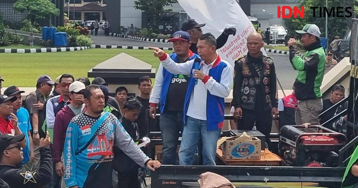 Aksi solidaritas ojol dan doa bersama di depan Mapolda Sumsel (IDN Times/Rangga Erfizal)