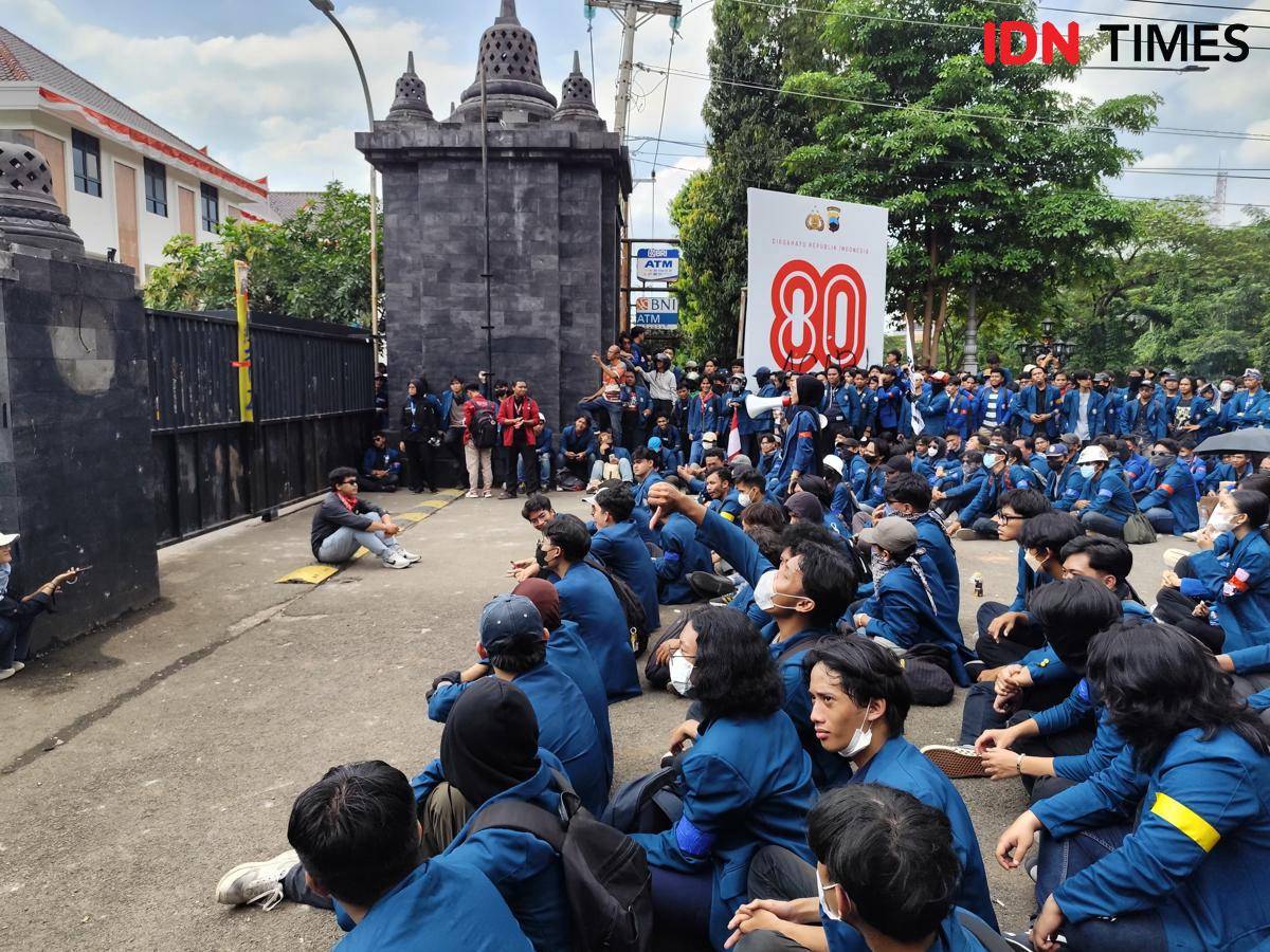 BEM Undip Semarang demo secara damai di depan Mapolda Jateng. (IDN Times/Dok Humas Polda Jateng)