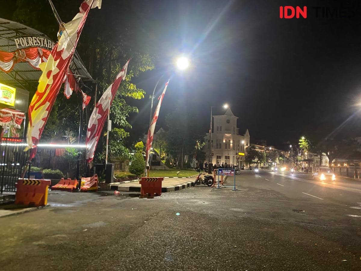 Mapolrestabes Surabaya Kondusif, Tuntutan Massa Tak Dipenuhi