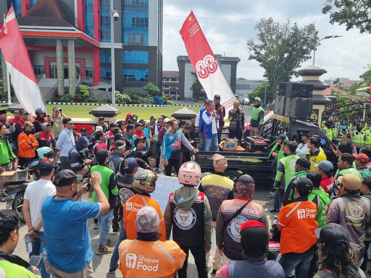 Aksi solidaritas ojol dan doa bersama di depan Mapolda Sumsel (IDN Times/Rangga Erfizal)