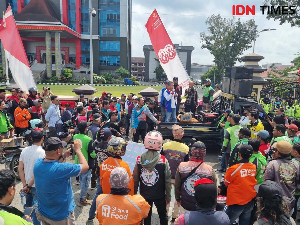 Aksi solidaritas ojol dan doa bersama di depan Mapolda Sumsel (IDN Times/Rangga Erfizal)