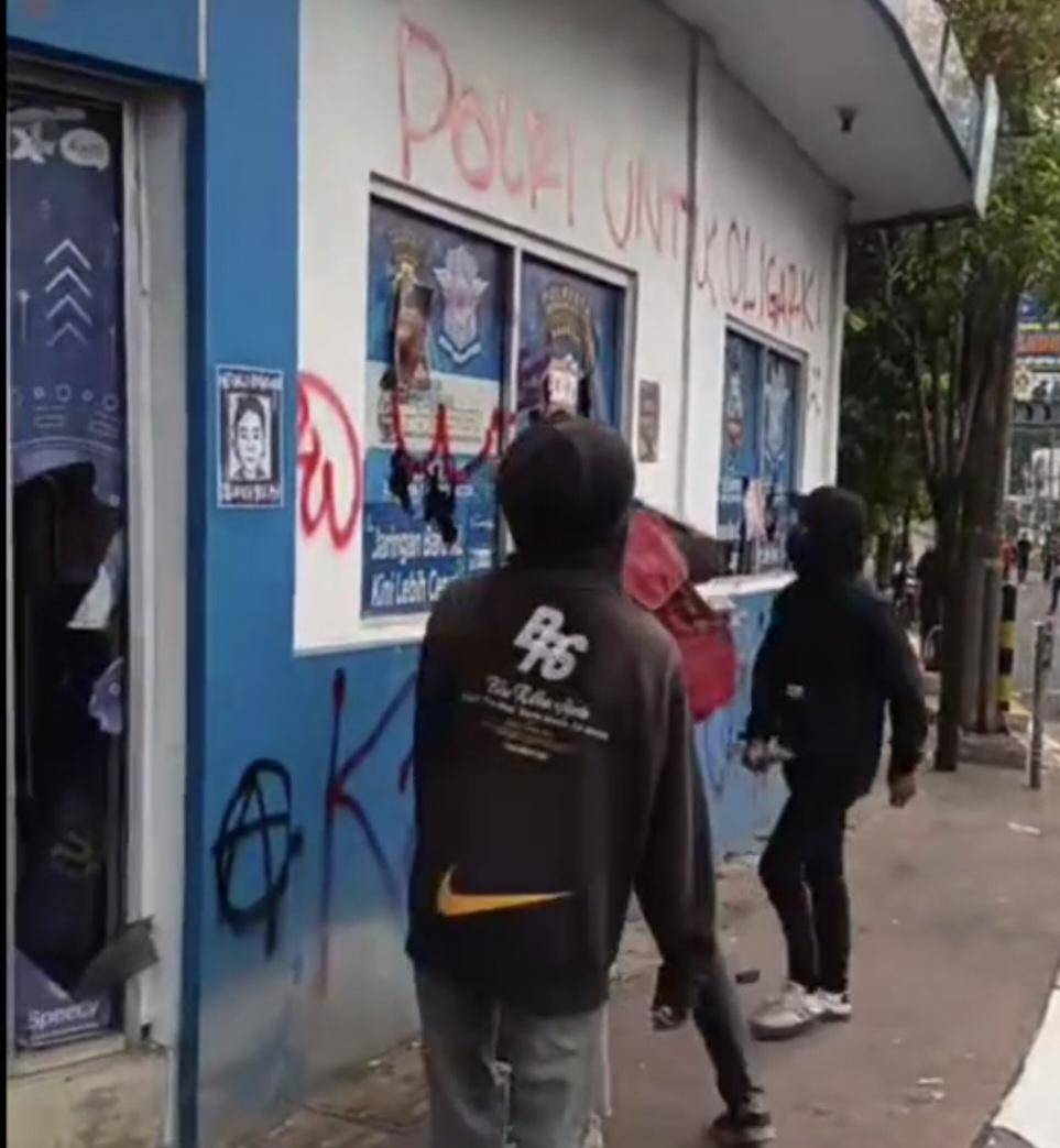 Pos polisi Ciceri dirusak dan dicoret-coret
