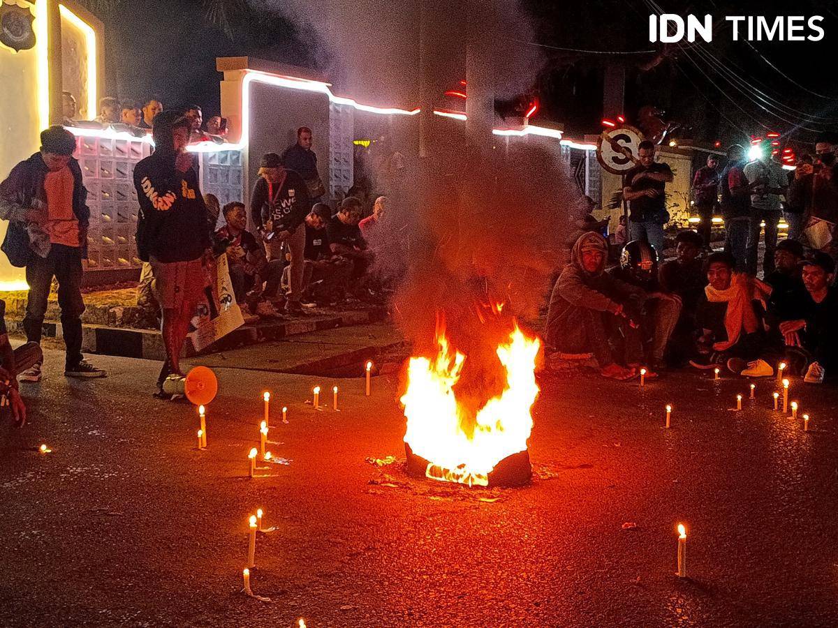 Demontran membakar ban dan berorasi di depan Mabes Polda NTT. 