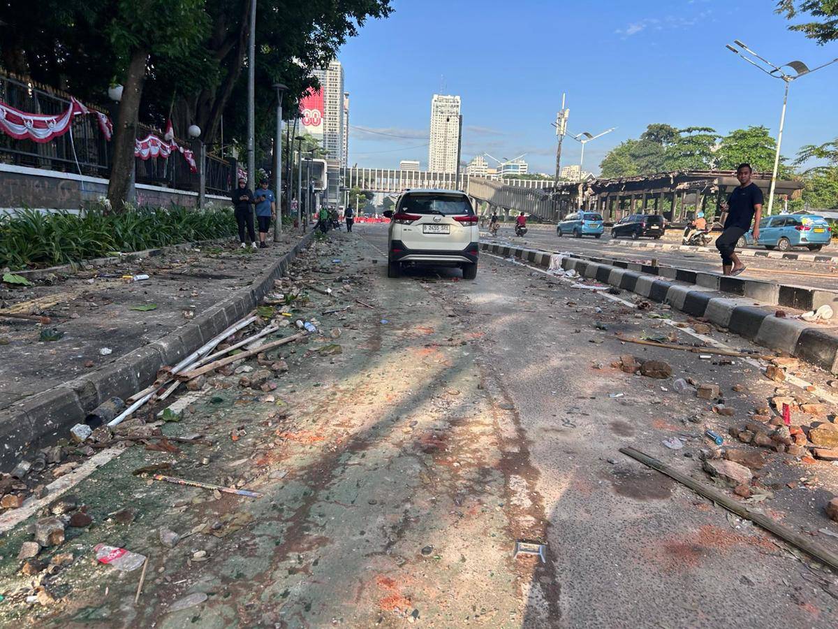 Kondisi pascademo depan Polda Metro Jaya, Sabtu (30/8/2025). (IDN Times/Fadhliansyah)