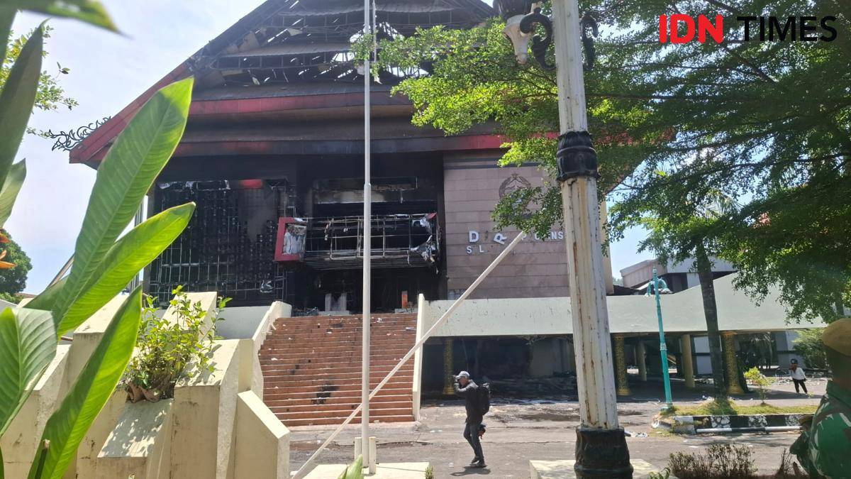 Kondisi Kantor DPRD Sulsel usai dibakar massa, Sabtu (30/8/2025). (IDN Times/Darsil Yahya)