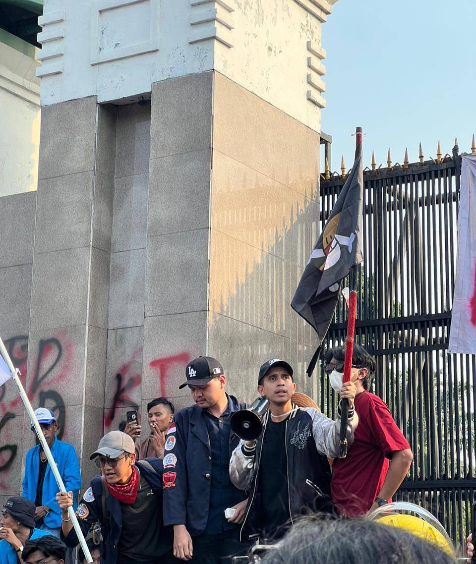 Jovial da Lopez dan Andovi da Lopez demo di Gedung DPR RI pada Jumat, 29 Agustus 2025