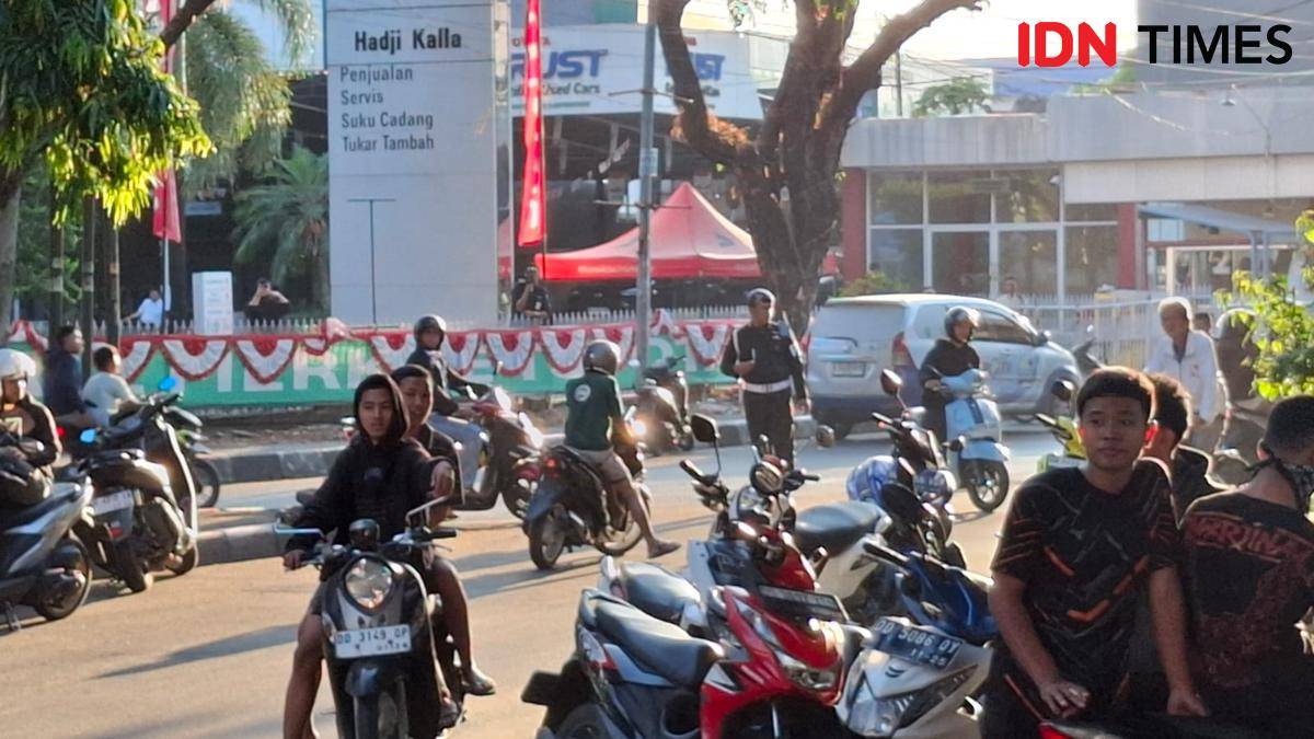 Anggota TNI terlihat mengamankan aksi unjuk rasa mahasiswa Unhas di Jl AP Pettarani Makassar, Sabtu (30/8/2025). IDN Times/Darsil Yahya