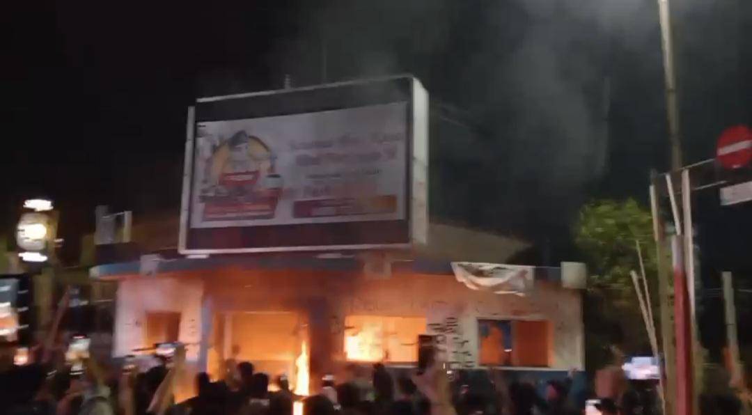Pos polisi di Serang dibakar sekelompok orang