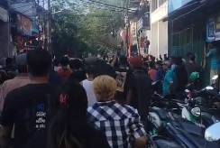 Bagi-bagi uang di rumah sahroni